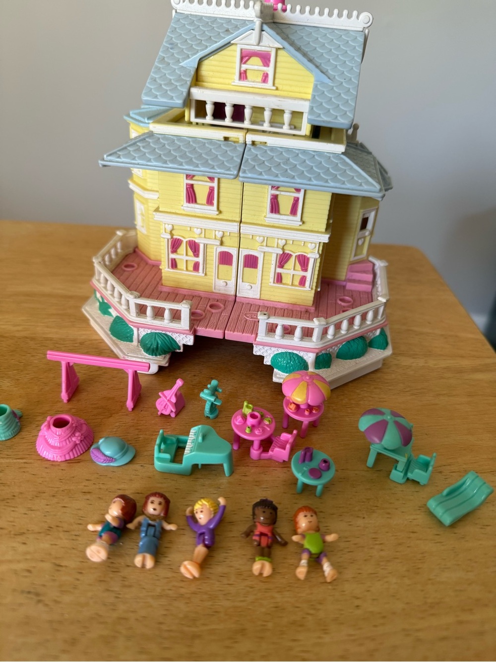 Polly Pocket by Yellow Bird  Fold-Out Dollhouse Playset with Accessories